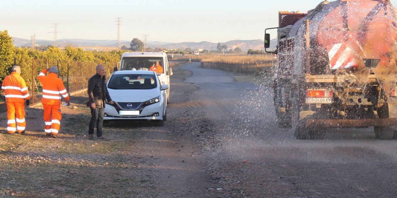 Serveis Públics avança en el pla de millora dels camins rurals de Vila-real amb l’asfaltat del vial de servei de l’AP7