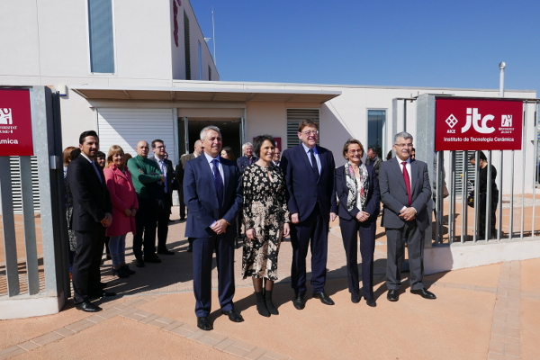 Alcón insta a avançar en la investigació ceràmica en la seua visita a les noves dependències de l’ITC a Almassora