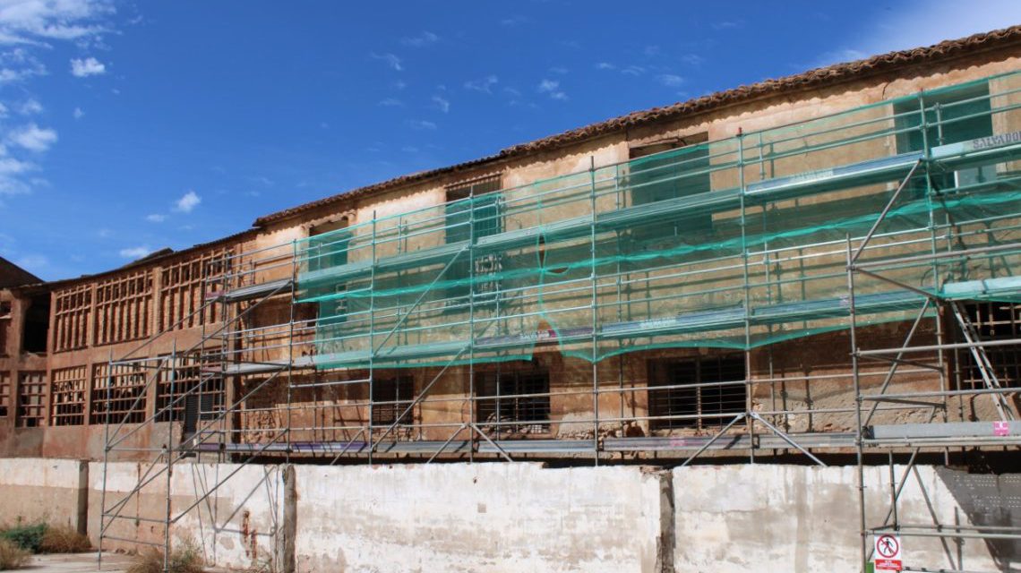 L’Alcora inicia la restauració de la façana lateral original de la Reial Fàbrica