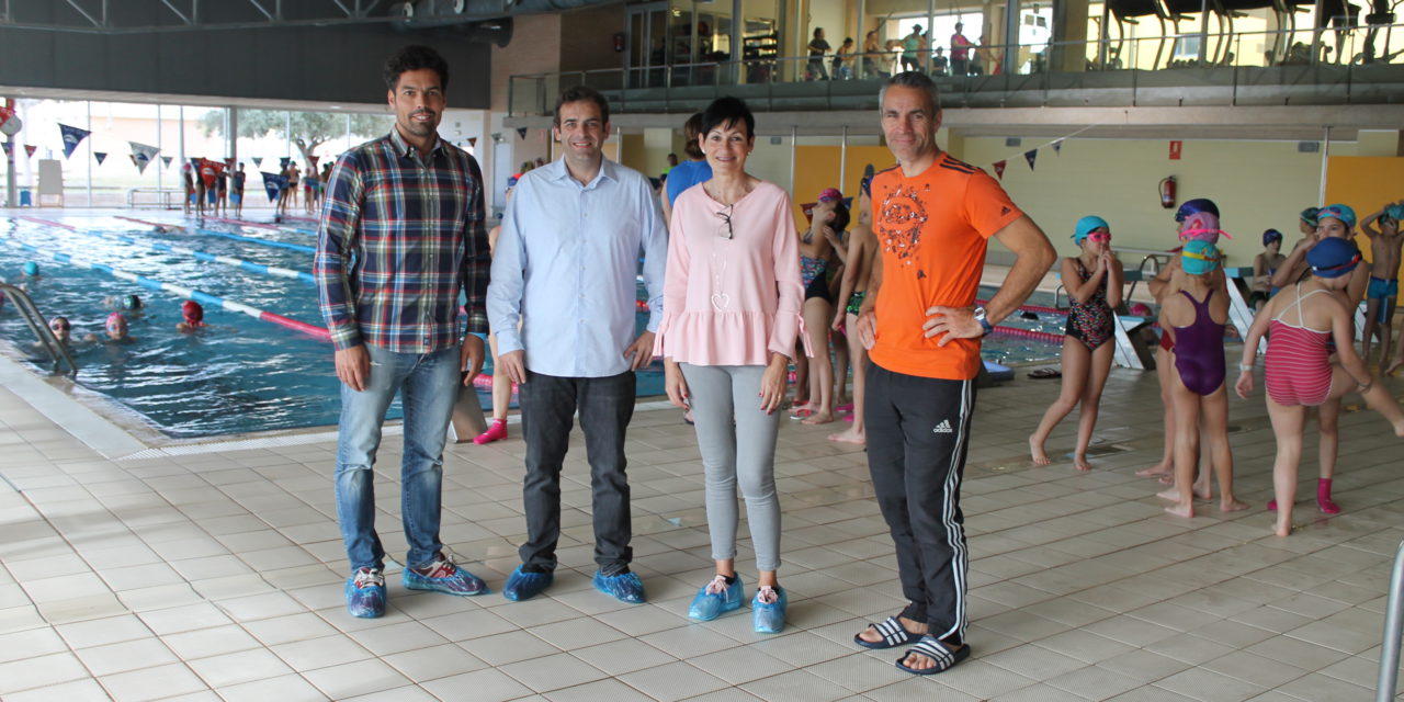 Escolars reben classes de natació en la piscina municipal