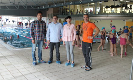 Escolars reben classes de natació en la piscina municipal