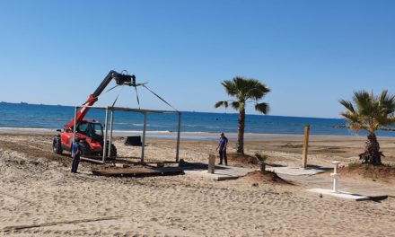 Benicàssim inicia la rehabilitació dels mòduls per a persones amb mobilitat reduïda a la platja