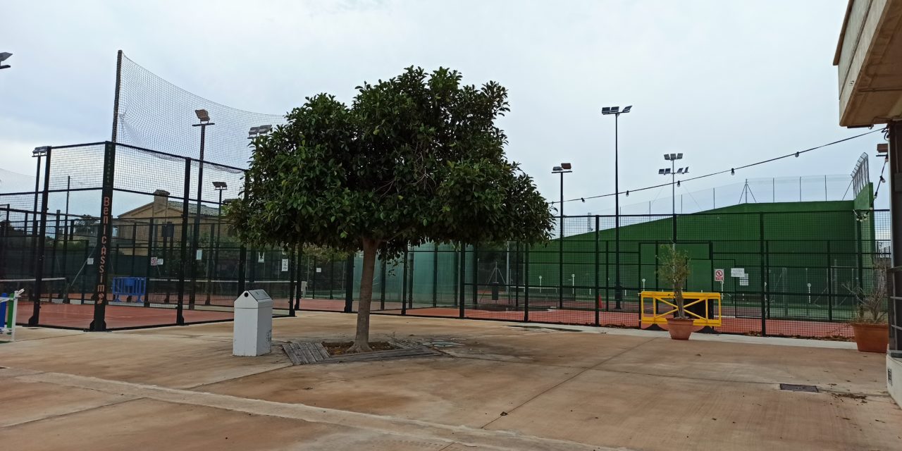 Benicàssim reprén el dilluns l’activitat en les pistes de tennis i pàdel del poliesportiu