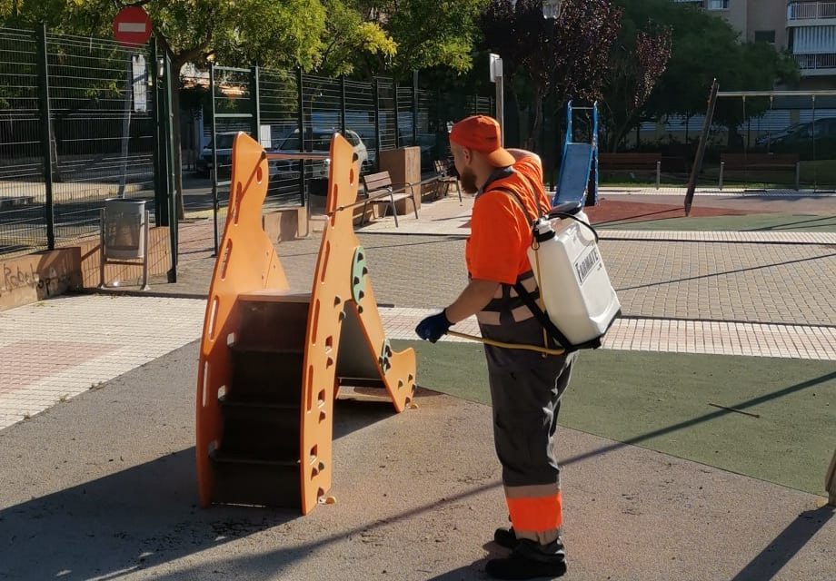 Benicàssim reforça el servei de desinfecció de les àrees de jocs infantils