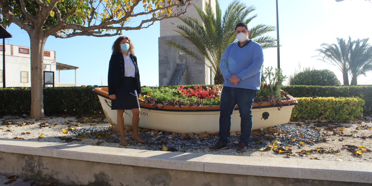 S’instal.la una barca per adornar la zona del Far de les platges de Nules