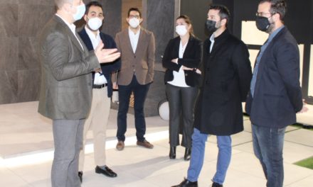 L’alcalde de l’Alcora visita el nou showroom de Rocersa