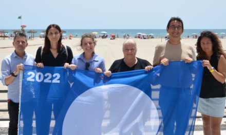 La vicepresidenta de Bandera Blava, Virginia Yuste, visita Orpesa per a fer lliurament del distintiu