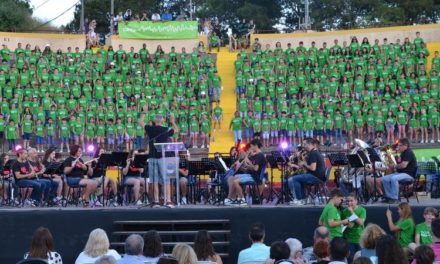 Més de 300 estudiants d’Orpesa clamen contra l’emergència climàtica en el projecte L’ Escola Canta