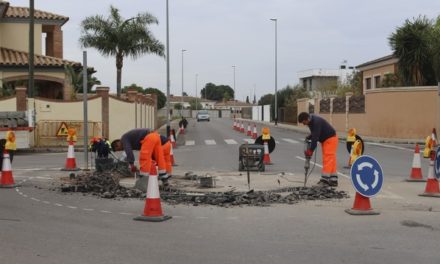 Vila-real millora la seguretat viària i genera places d’aparcament amb la nova rotonda entre els carrers Atrevits i Molí Bisbal