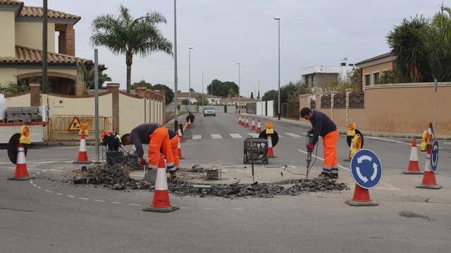 Vila-real millora la seguretat viària i genera places d’aparcament amb la nova rotonda entre els carrers Atrevits i Molí Bisbal