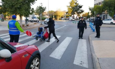 Vila-real activa les patrulles escolars per a reforçar la seguretat viària amb voluntaris en els accessos als centres educatius