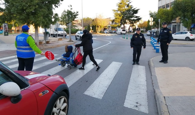 Vila-real activa les patrulles escolars per a reforçar la seguretat viària amb voluntaris en els accessos als centres educatius