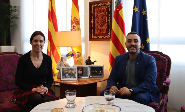 Benlloch trasllada el seu compromís de col·laborar amb la Comissió de Penyes per a afrontar l’augment de costos en els actes de les festes de Vila-real