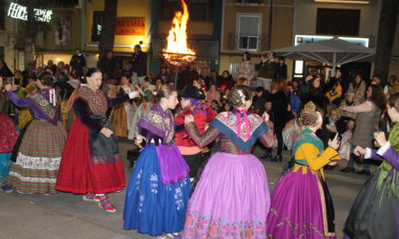 Benicàssim obri la setmana festiva amb fogueres i coquetes