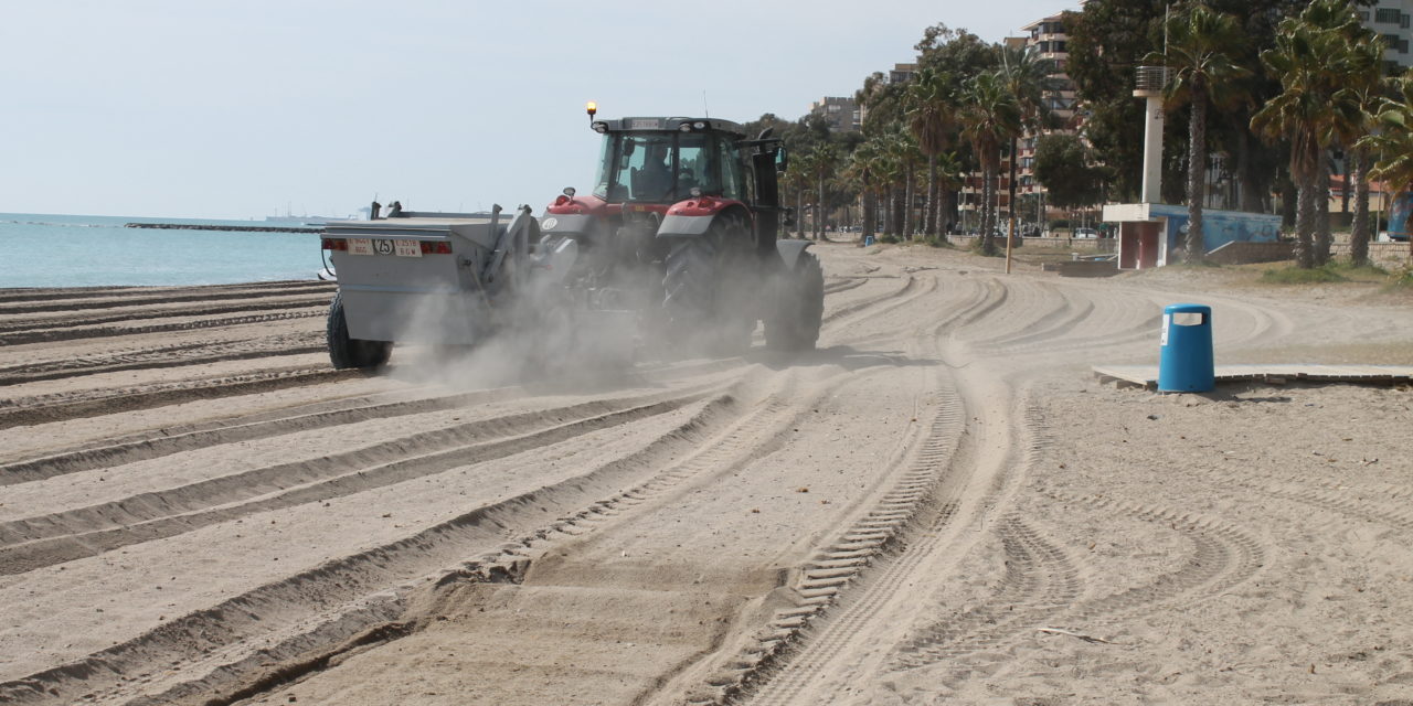 Benicàssim ultima la preparació de les platges per a Pasqua amb apilament d’arena pendents dels permisos de Costes