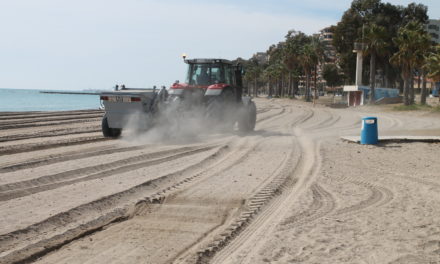 Benicàssim ultima la preparació de les platges per a Pasqua amb apilament d’arena pendents dels permisos de Costes