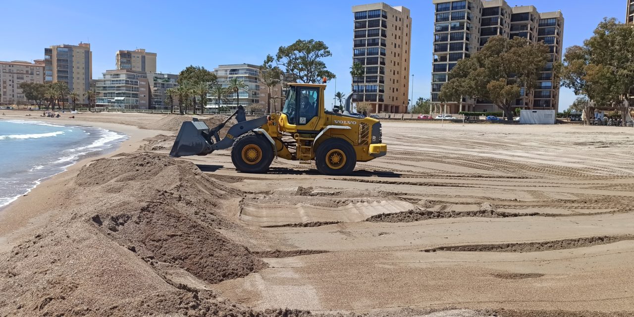 Benicàssim distribueix 15.000 m³ d’arena en la zona sud del municipi a l’espera d’una solució a llarg termini de Costas