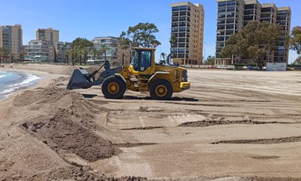 Benicàssim distribueix 15.000 m³ d’arena en la zona sud del municipi a l’espera d’una solució a llarg termini de Costas