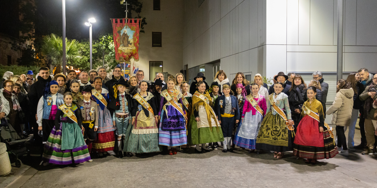 Benicàssim dona el tret d’eixida a les Festes en honor Sant Antoni i Santa Àgueda amb la tradicional trasllat de l’estendard