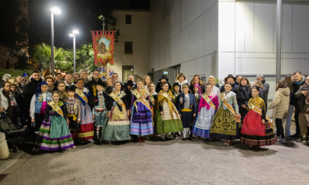 Benicàssim dona el tret d’eixida a les Festes en honor Sant Antoni i Santa Àgueda amb la tradicional trasllat de l’estendard