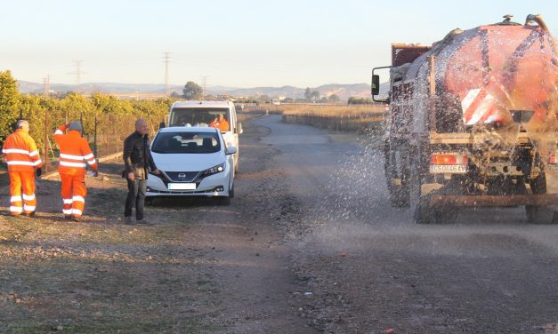 Serveis Públics avança en el pla de millora dels camins rurals de Vila-real amb l’asfaltat del vial de servei de l’AP7