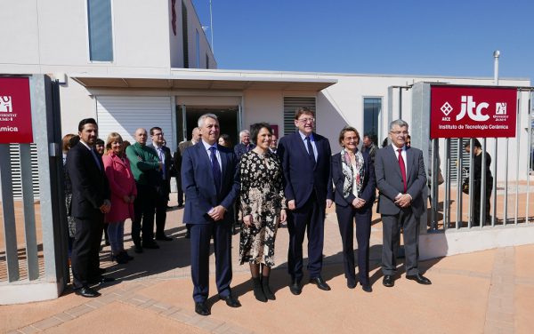 Alcón insta a avançar en la investigació ceràmica en la seua visita a les noves dependències de l’ITC a Almassora