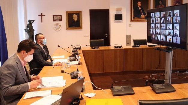 El Ple de Vila-real mostra el suport unànime dels grups polítics al sector de l’hostaleria i l’oci local davant els efectes de la covid-19