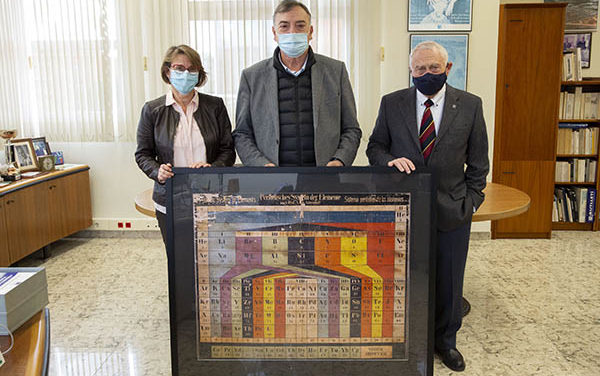 L’empresa química SPB dona a l’ITC una còpia d’una taula periòdica dels elements químics de 1925 i Rafael Benavent la primera edició d’una enciclopèdia de 1961