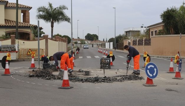 Vila-real millora la seguretat viària i genera places d’aparcament amb la nova rotonda entre els carrers Atrevits i Molí Bisbal