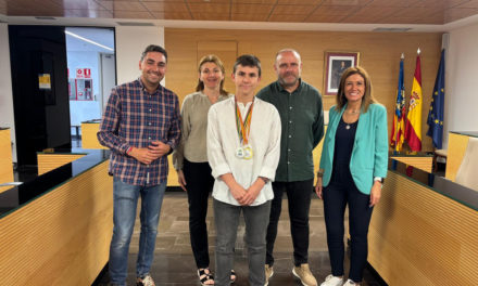 L’alcaldessa d´Almassora felicita l’alumne Pau Alarcón de l’IES Vila-roja pels seus assoliments en les Olimpíades de Química i Biologia