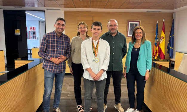 L’alcaldessa d´Almassora felicita l’alumne Pau Alarcón de l’IES Vila-roja pels seus assoliments en les Olimpíades de Química i Biologia
