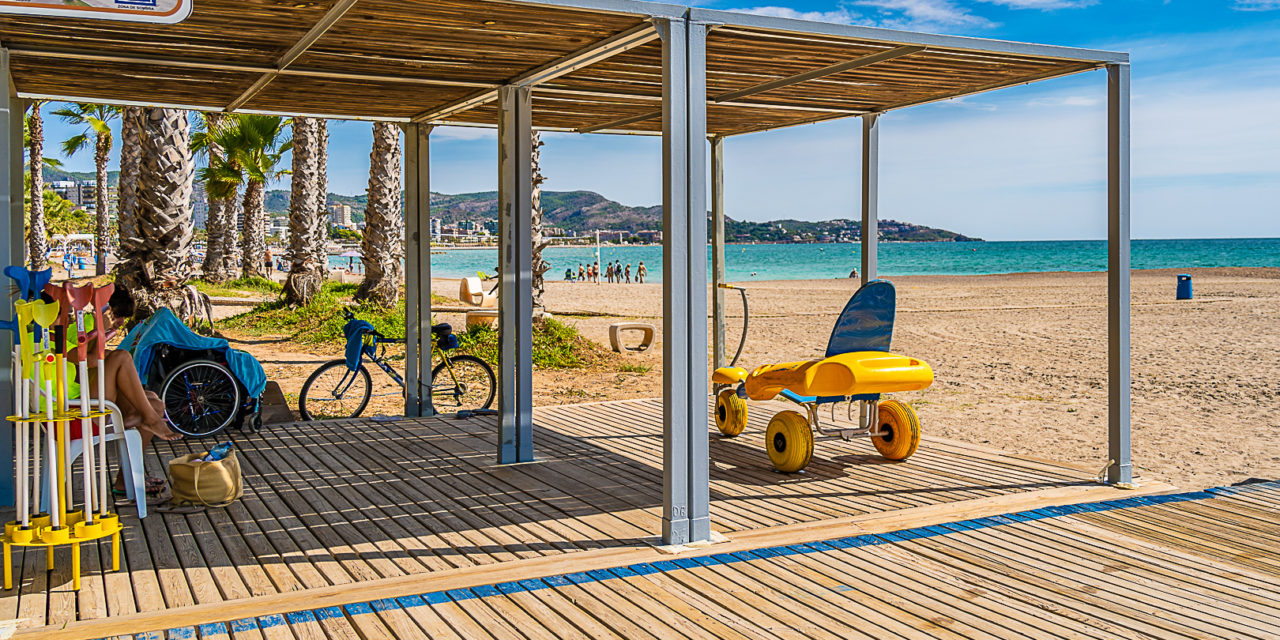 Benicàssim amplia a més de 100 hores setmanals en el servei de bany assistit a les seues platges per a 2025