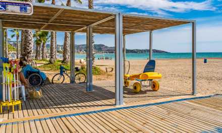 Benicàssim amplia a més de 100 hores setmanals en el servei de bany assistit a les seues platges per a 2025