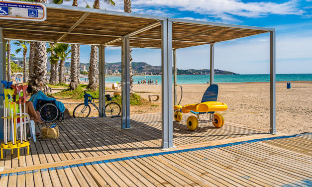 Benicàssim amplia a més de 100 hores setmanals en el servei de bany assistit a les seues platges per a 2025