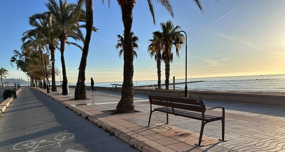 Benicàssim licita la renovació dels bancs del passeig marítim de la zona sud