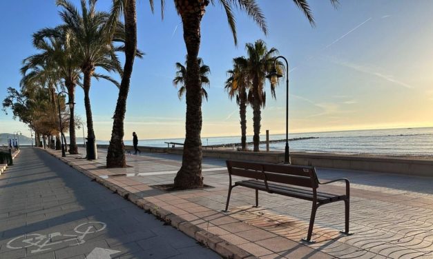Benicàssim licita la renovació dels bancs del passeig marítim de la zona sud