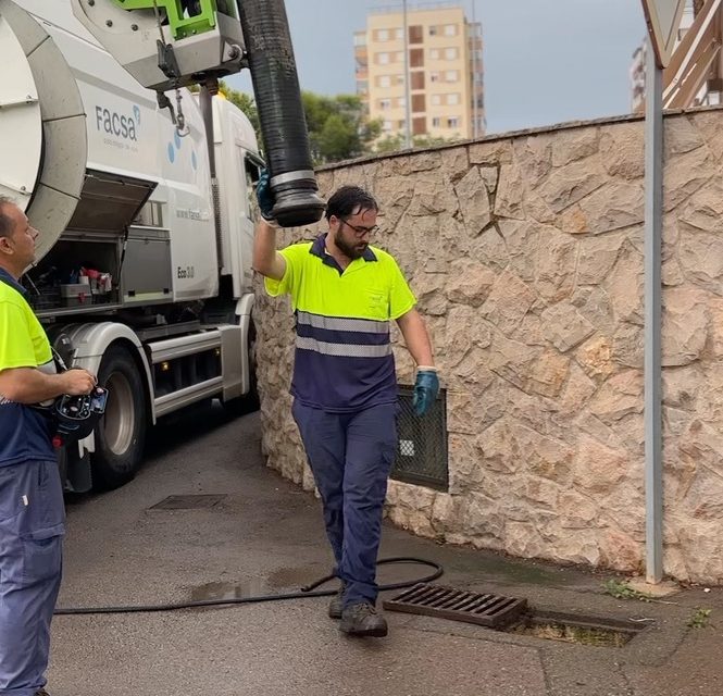 Benicàssim realitza un pla preventiu de neteja intensiva d’embornals davant la possible arribada de gota freda