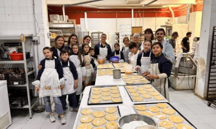 Benicàssim enforna 23.000 “coquetes de Sant Antoni” per a honrar al seu patró en 2025