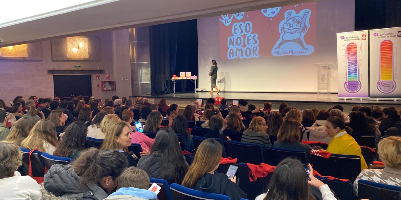 Benicàssim tanca la seua agenda pel mes de la dona amb el monòleg de Marina Marroquí i l’homenatge a la dona treballadora