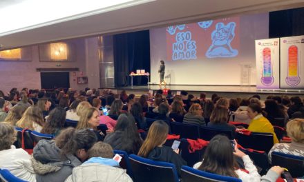 Benicàssim tanca la seua agenda pel mes de la dona amb el monòleg de Marina Marroquí i l’homenatge a la dona treballadora