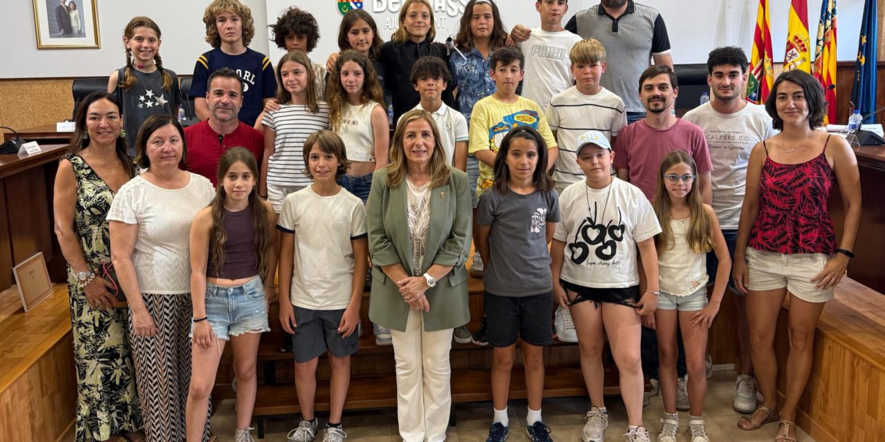 El Saló de Plens de l’Ajuntament de Benicàssim acull el I Ple Infantil amb representants de l’alumnat benicassut