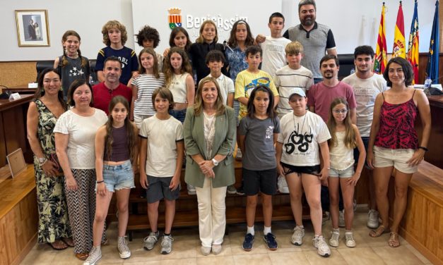 El Saló de Plens de l’Ajuntament de Benicàssim acull el I Ple Infantil amb representants de l’alumnat benicassut