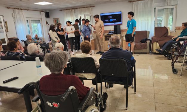 Benicàssim prova amb èxit una iniciativa entre jóvens i majors de la localitat per a lluitar contra la soledat no desitjada