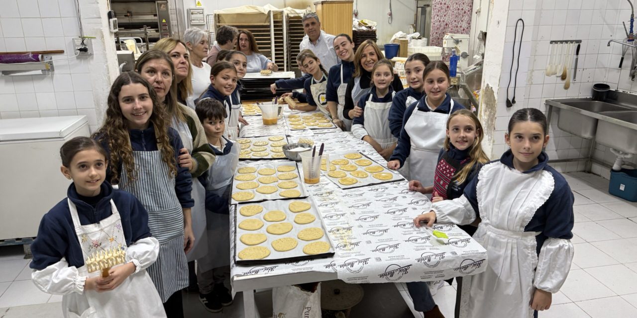 Benicàssim enforna 23.000 “coquetes de Sant Antoni” en honor al seu patró