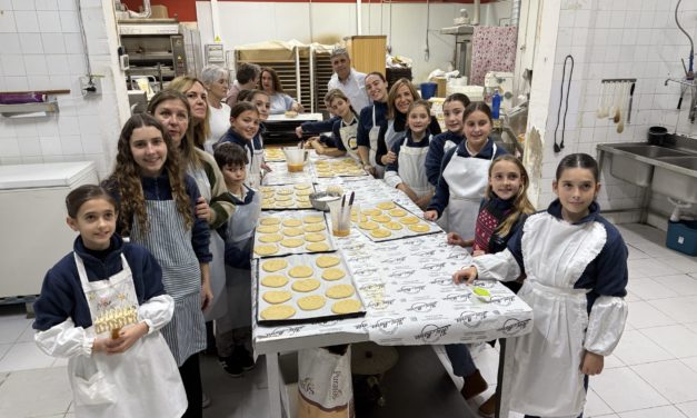 Benicàssim enforna 23.000 “coquetes de Sant Antoni” en honor al seu patró