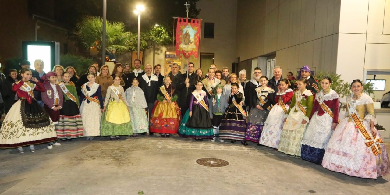 Benicàssim dona el tret d’eixida a les festes en honor a Sant Antoni i Santa Àgueda amb el tradicional trasllat de l’estendard