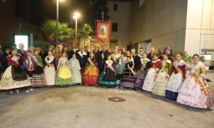 Benicàssim dona el tret d’eixida a les festes en honor a Sant Antoni i Santa Àgueda amb el tradicional trasllat de l’estendard