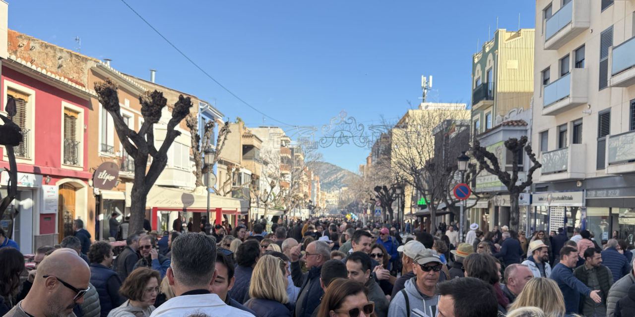 Dia de les Paelles de Benicàssim de rècord: més de 35.000 persones al voltant de 1.300 paelles cuinades simultàniament per tot el nucli urbà
