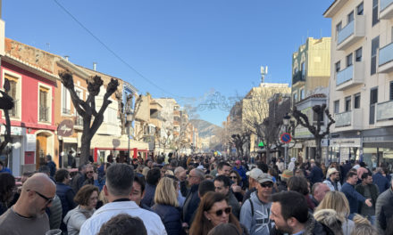 Dia de les Paelles de Benicàssim de rècord: més de 35.000 persones al voltant de 1.300 paelles cuinades simultàniament per tot el nucli urbà