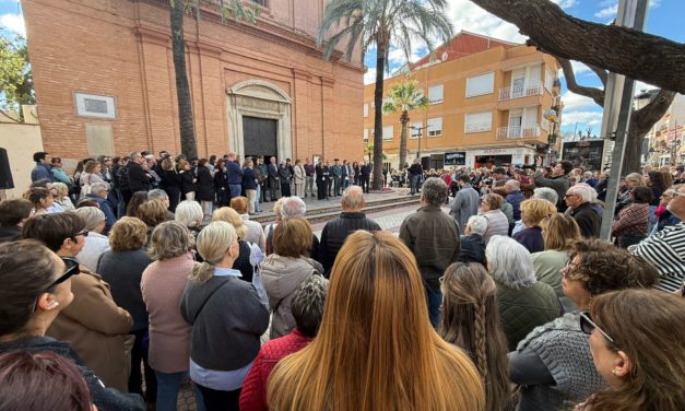 Benicàssim emmudeix en senyal de dol per l’assassinat d’Ana